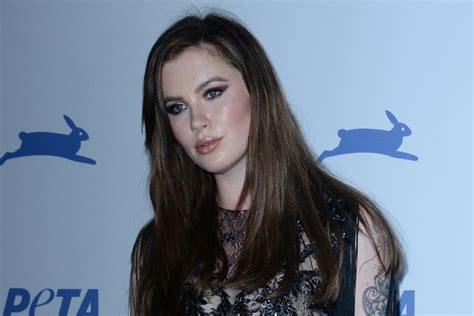 Ireland Baldwin poses completely naked as she goes skinny。